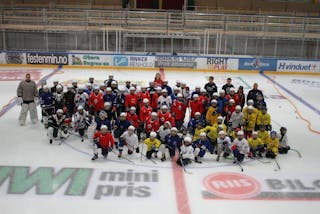 SAMLET: Sommerhockeycampen samlet 80 spillere fra både Manglerud Star og Vålerenga. Jenny Bekken var eneste påmeldte jente. Foto: