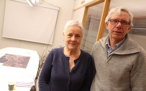 ANBEFALER IKKE: Ingun Risnes og  Jan Terje Løitegård i Statens vegvesen forteller at det kan være vanskelig å selge boliger som ligger i rød støysone. Foto:
