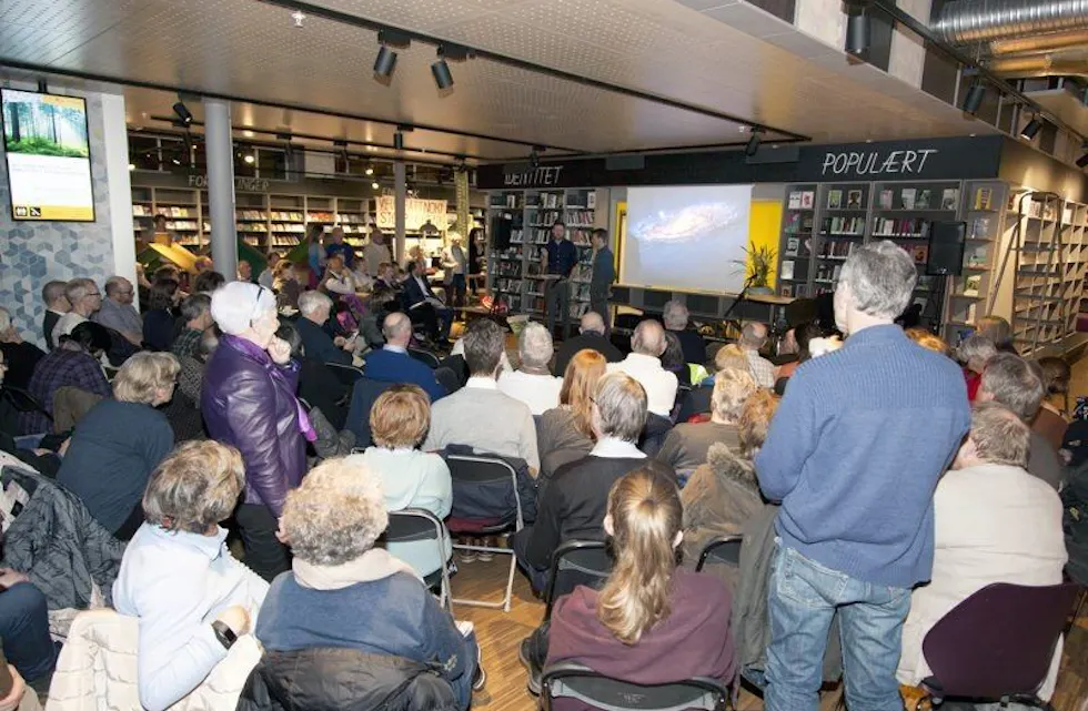 STINN BRAKKE: Miljøengasjerte folk - både fra Groruddalen og ellers i byen - fylte Furuset bibliotek og aktivitetshus tirsdag 7. mars. Naturvernforbundet i Groruddalen, Groruddalen Miljøforum, Global Kunnskap og Akers Avis Groruddalen inviterte til stor miljøkonferanse. Fra scenen er det her bystyrerepresentant Andreas Halse (Ap) som holder innlegg om Oslo kommunes innsats for bedre klima i byen. Foto: