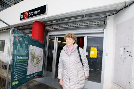 DÅRLIG TILBUD: Gunnvor Magnussen er en av Ruters passasjerer som menter t-banetilbudet er blitt dårligere etter at Lørenbanen ble åpnet. Foto: