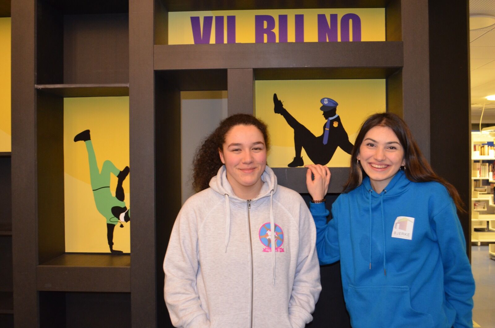 TRIVES: Mathilde Jørgensen og Alime Deniz Ølcek stortrives på Bjerke videregående skole. Foto: