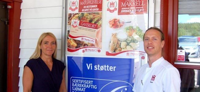FORNØYDE: Både daglig leder Siw Hausmann og kjøkkensjef Øystein Næss har all grunn til å være fornøyd med å vite at bedriften de representerer har tatt et reelt ansvar for miljøet. Foto: