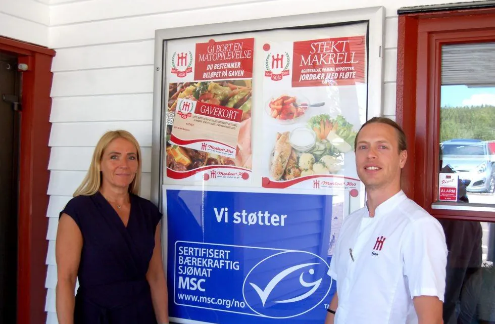 FORNØYDE: Både daglig leder Siw Hausmann og kjøkkensjef Øystein Næss har all grunn til å være fornøyd med å vite at bedriften de representerer har tatt et reelt ansvar for miljøet. Foto: