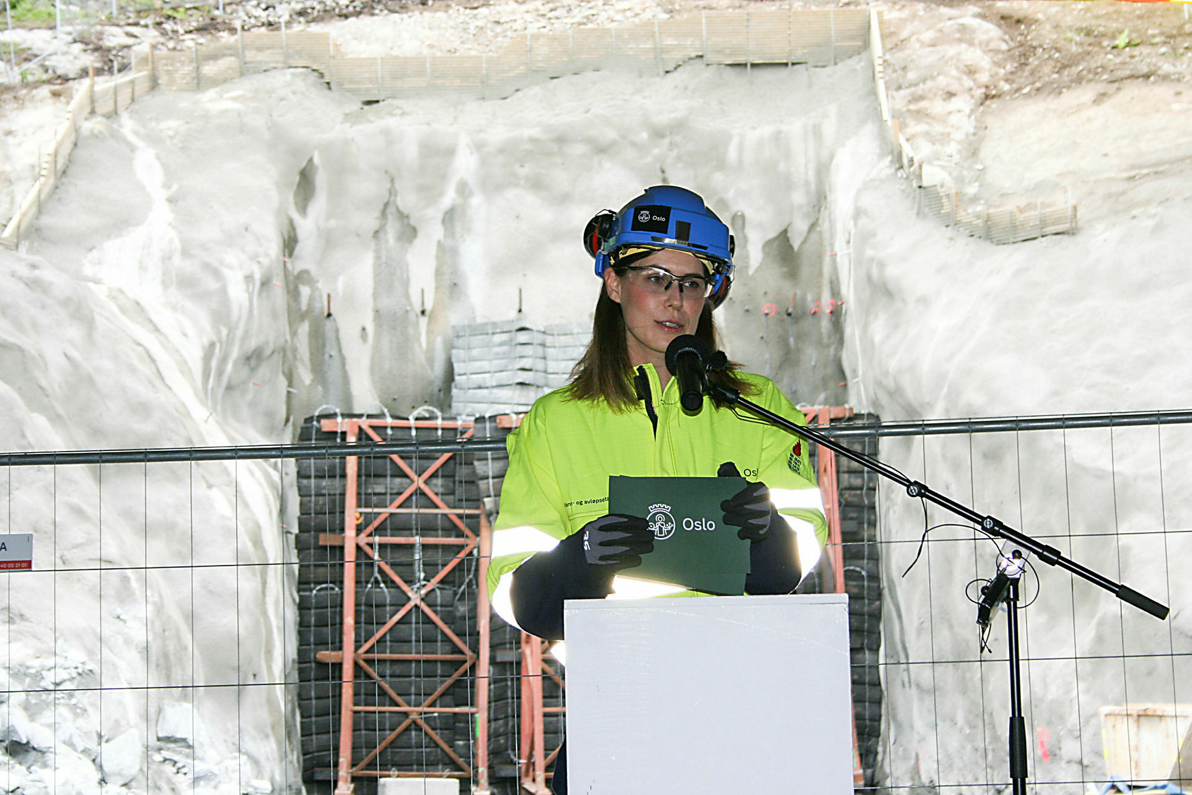 FRA ÅPNINGEN: I fjor sommer startet arbeidet med vannforsyningen på Stubberud, med byråd Sirin Stav (MDG). Nå har prosjektet blitt enda dyrere enn planlagt. Foto: Caroline Hammer