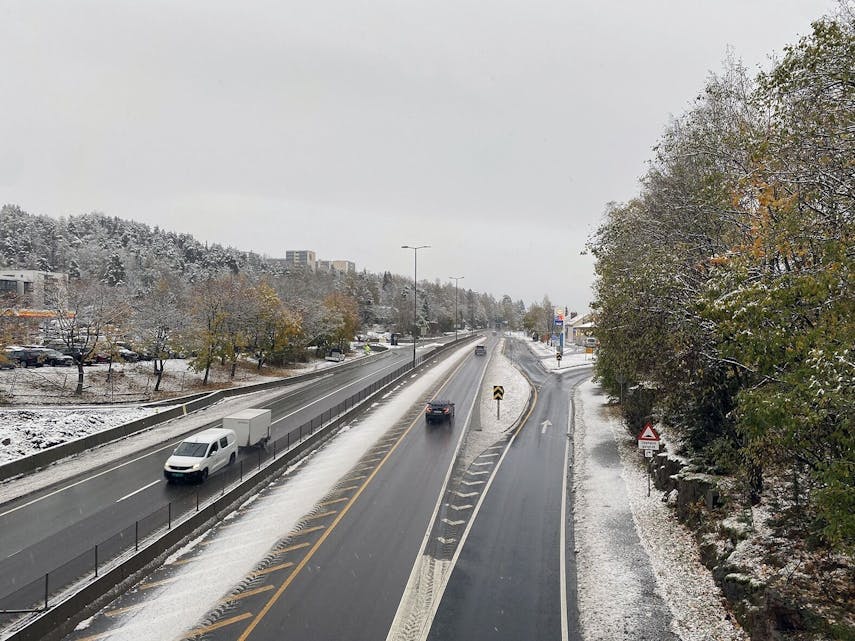 BART PÅ VEIEN, MEN: Trondheimsveien var stort sett bar etter morgenrushet, men det ligger fortsatt snø ved kantene og i noen avkjøringer. Foto: