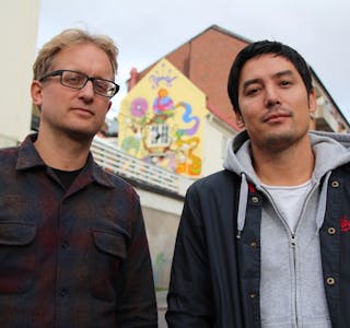BARN AV DRABANTBYEN: Journalist og forfatter Øyvind Holen har sammen med spillutvikler og illustratør Mikael Noguchi laget boka «Drabant 2». De har også litt å si i debatten om graffitti. Her står de på Grønland.  Foto: