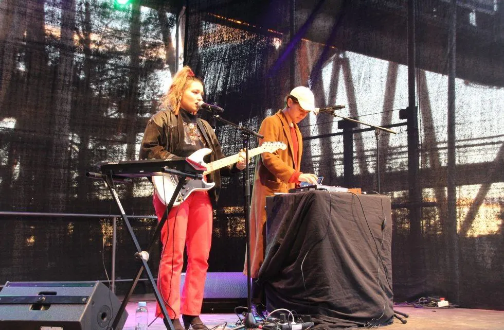UNDERHOLDNING: Sarah Christin Calvert sto for musikk sammen med sin lillebror Marcus. Foto: