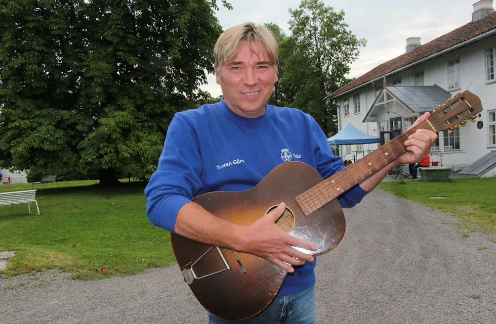 ARENA FOR KULTUR: Gårdsbestyrer Carl Fredrik Sandkroken-Olafsen har spennende planer for høsten på Tveten gård.