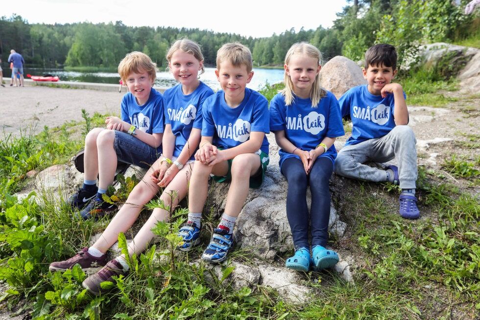 FORNØYDE DELTAKERE: Amund og Irma Brenna Kverndokk (10) (f.v.), Yngve Brander Imsen (8), Åsne Berg-Hekkland (8) og Daniel Badry-Valeanu (7) har deltatt på folkedanskurset på Ammerud skole. De har lært utrolig mye nytt ved å være med på Småleik. De synes det var helt topp at arrangementet foregikk på «hjemmebane» på Apalløkka. Foto: