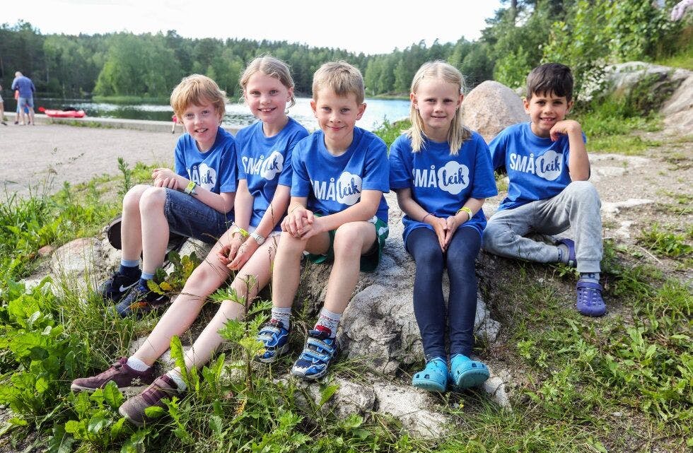 FORNØYDE DELTAKERE: Amund og Irma Brenna Kverndokk (10) (f.v.), Yngve Brander Imsen (8), Åsne Berg-Hekkland (8) og Daniel Badry-Valeanu (7) har deltatt på folkedanskurset på Ammerud skole. De har lært utrolig mye nytt ved å være med på Småleik. De synes det var helt topp at arrangementet foregikk på «hjemmebane» på Apalløkka. Foto: