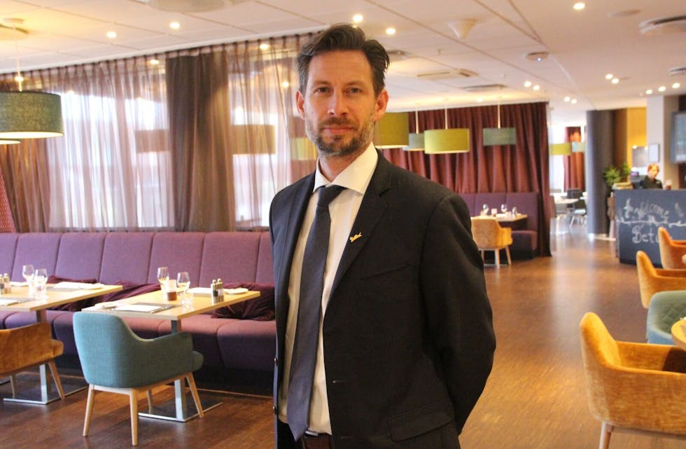 NY LEDER: Lars Kristian Amundsen tok over rollen som hotelldirektør på Radisson Blu Hotel, Alna-Oslo i januar. Her står han i hotellets restaurant. Foto: