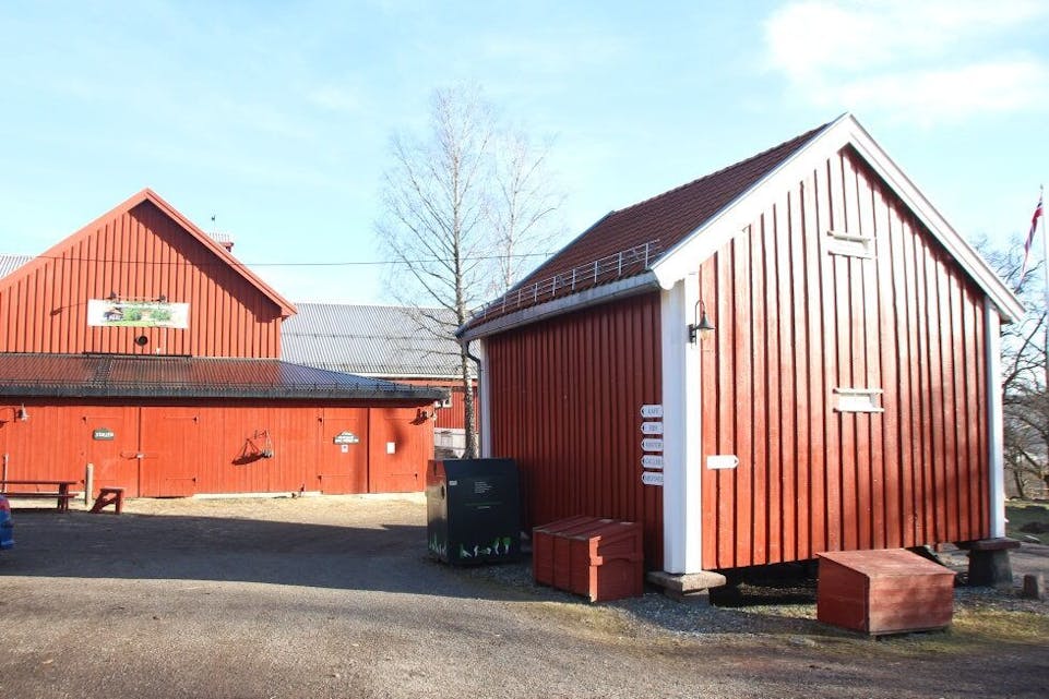 LANDLIG I BYEN: Årvoll gård har lang tradisjon og var bebodd før Svartedauden. Nå er det et kultursenter i bydelen. Foto: