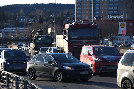 STØYETE PROBLEMVEI: Trondheimsveien har vært ønsket nedbygget i mange år. En analyse fra fagmiljøet tyder på at det kan gjøres uten store utfordringer. Foto: Ørjan Brage