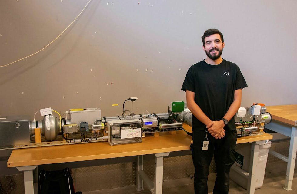BLANT DE FØRSTE: Yesin Azagouagh fra Haugerud var den fjerde i Norge som fikk fagbrev innen ventilasjonsteknikk, og den første som gikk ut med høyeste bemerkelse. (Foto: GK Gruppen AS). Foto: GK Gruppen AS