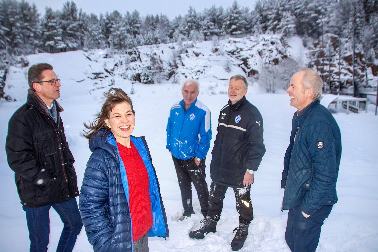I stillhet har det blitt planlagt en diger fotballhall oppe på Greibanen. Men da idrettsbyråd Rina Mariann Hansen (Ap) ringte på døra med 12 ferske millioner til prosjektet, sprakk også nyheten. Her på befaring med Asgeir Moripen (f.v.), Harry Bjørnevik, Tom Løw og Knut Smedsvig denne uka. Foto: