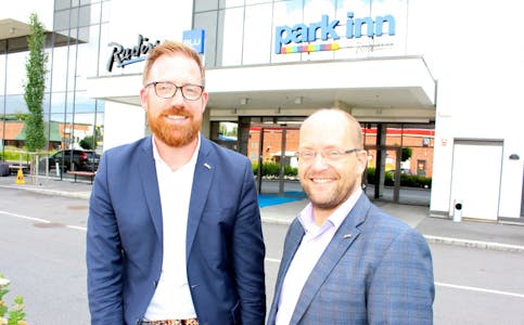 HOLDER KURS: Carlzon Rezidor Hotel Group kurser sine ansatte på Radisson Blu Alna, her ved områdedirektør Kristoffer Solstad for Human Resources i Norden (f.v.) og direktør Jan Spooren for People Development. Foto: