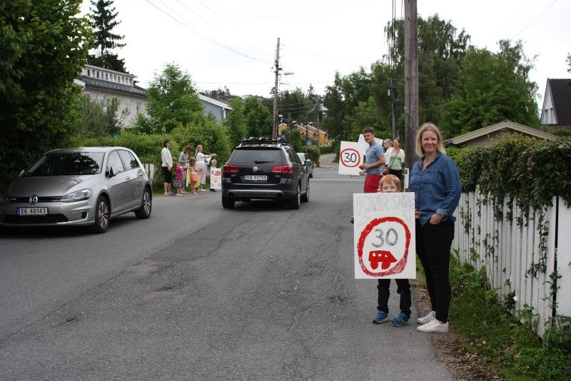 BARNAS GATE: Barna i Hellerudveien tar gata si tilbake! De som stoppet fikk vaffel. (Foto: Jorunn Ingelin Solberg) Foto: