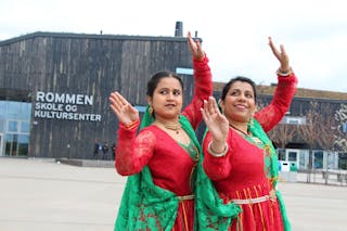  FORKLARER: Gjennom dansen «Kathak» skal Richa Chandra og Susmita Chauduri forklare to aspekter ved den gamle dansestilen i morgen kveld.  Foto: