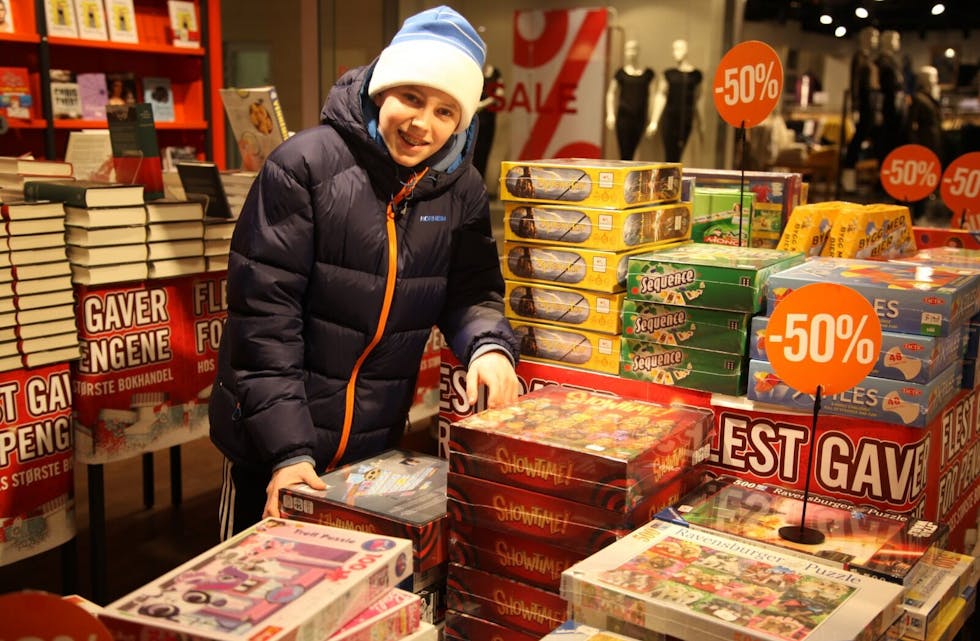 BYTTET JULEGAVE: Ola (13) gikk inn på ARK med to bøker og gikk ut med et spill. Foto: