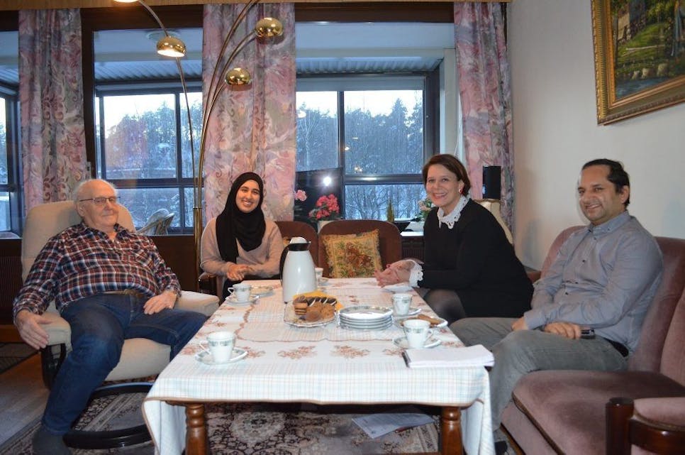 FLOTT MØTE: Gunnar, Yusra, eldrebyråd Tone Tellevik Dahl og Habib Tahir i Bydel Grorud hadde et hyggelig møte hjemme hos Gunnar på Ammerud. Foto: