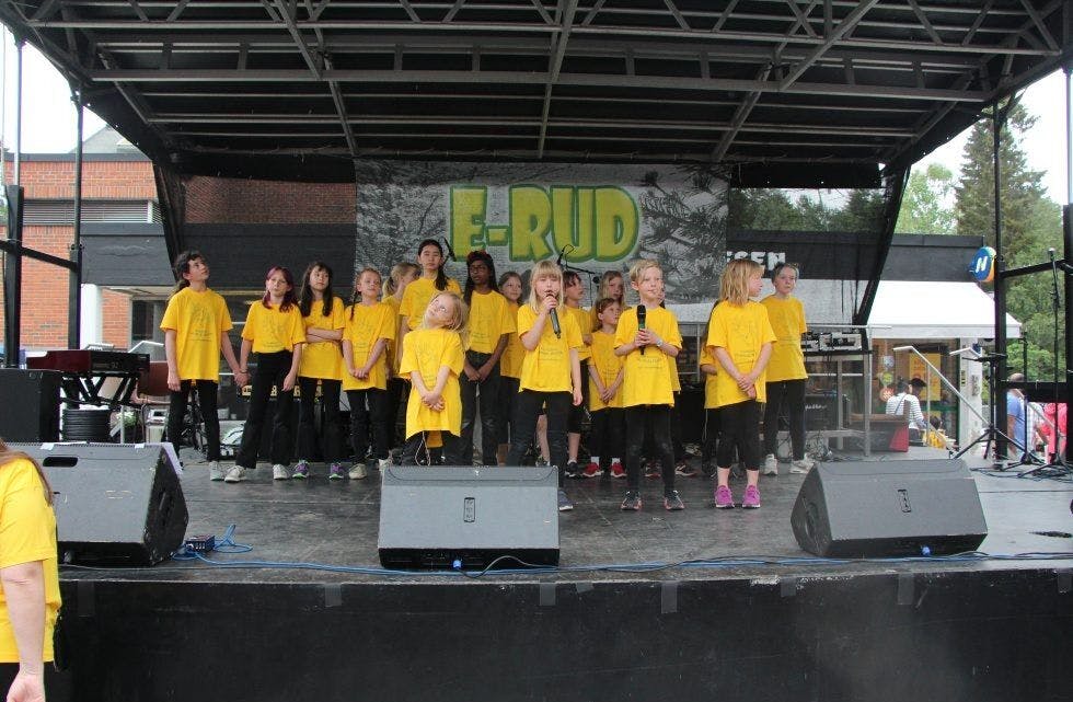 FRA TIDLIGERE: Her er et lite knippe av medlemmene i Ellingsrud musikalteater på scenen under Ellingsruddagene. (Foto: Rolf Wulff).