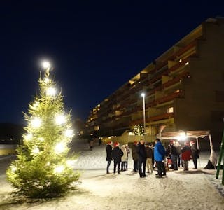 HYGGELIG TRADISJON: Store og små i Vestliåsen boligsameie samlet seg da julegrana skulle tennes første advent. (Foto: Tom Evensen) Foto: