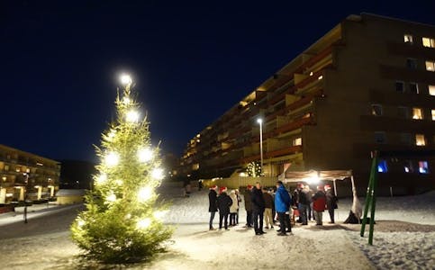 HYGGELIG TRADISJON: Store og små i Vestliåsen boligsameie samlet seg da julegrana skulle tennes første advent. (Foto: Tom Evensen) Foto: