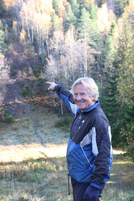 OPP DER!: Arne Fagerlie lyser opp når han beskriver hvor den planlagte steinstien skal gå opp Liabratten. Foto: