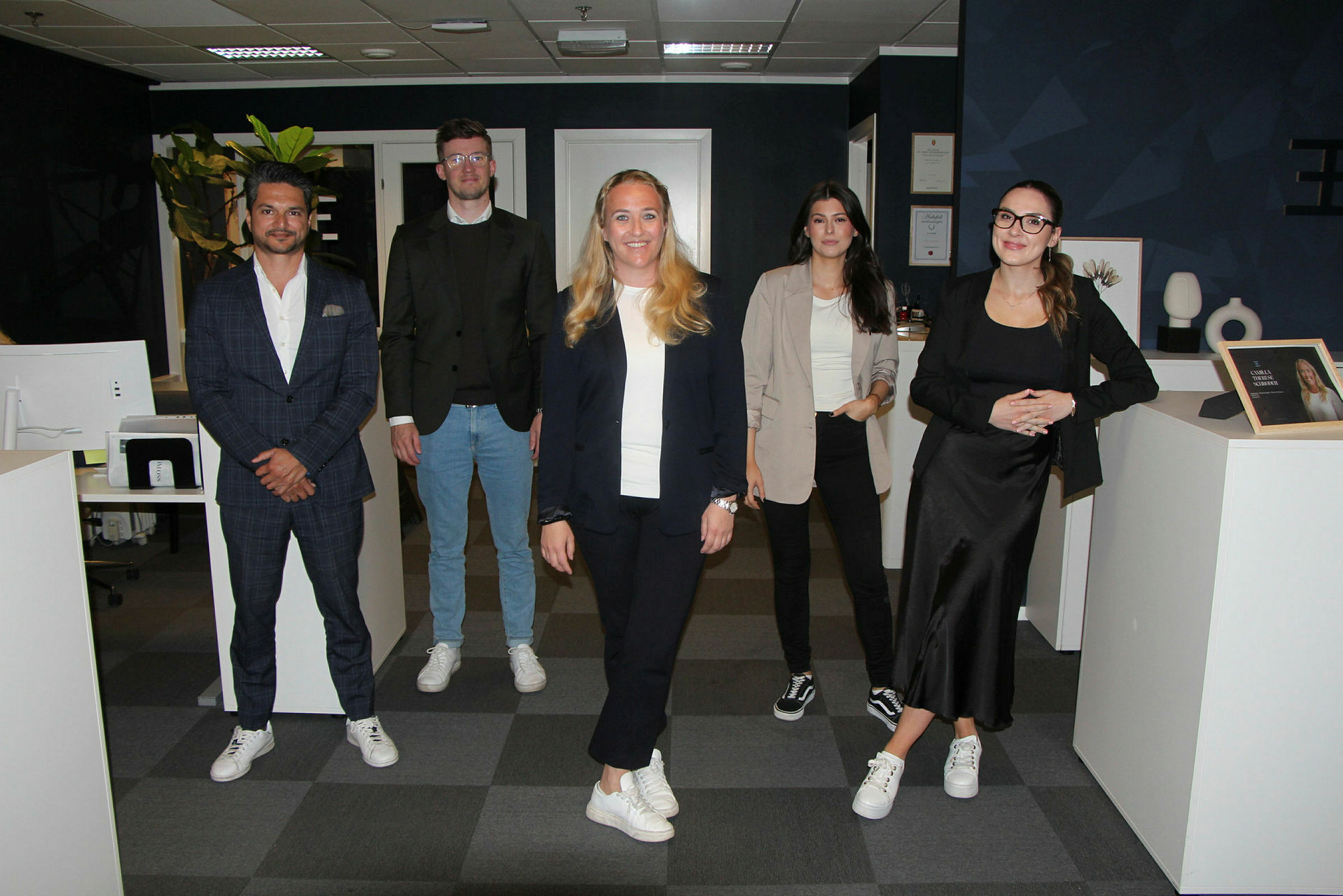 EIER KONKURRANSEN: For tredje gang har EIE Eiendomsmegling stukket av med topplassen i Norsk Kundebarometer for 2023. Camilla Therese Schrøder i midten omkranset av kolleger. Foto: Sindre Veum Apneseth