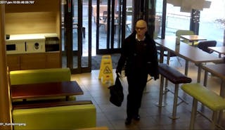 TRENGER TIPS OM DENNE MANNEN: Denne mannen fikk med seg et mindre pengebeløp etter et ran av McDonalds Furuset tirsdag formiddag. Nå ber politiet publikum om hjelp.  Foto: