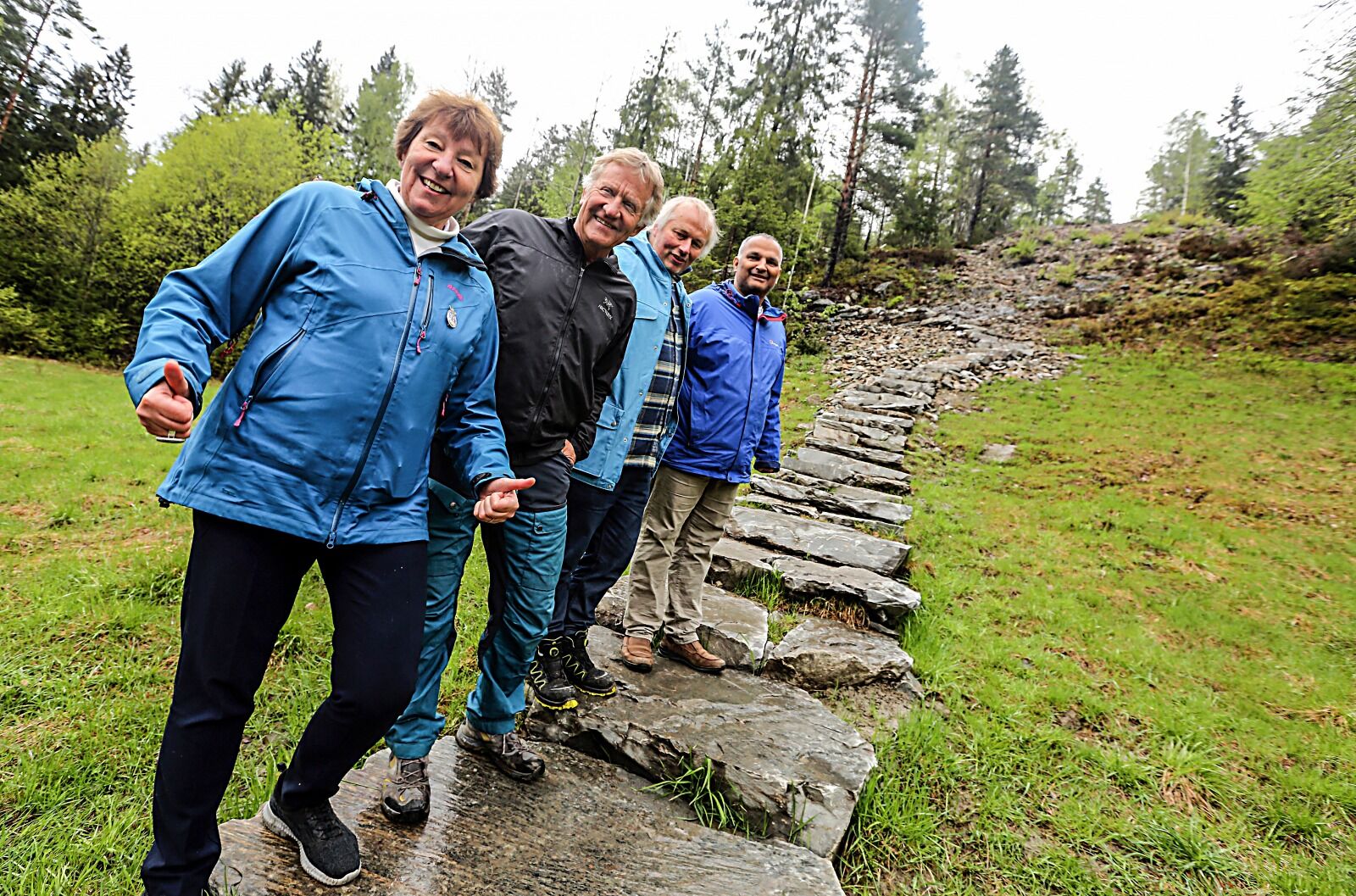 TRAPPEKLATREKLAR ORDFØRER: Ordfører Marianne Borgen er klar for å bestige steintrappa opp Liabratta sammen med Arne Fagerli fra seniorgruppa i Høybråten og Stovner IL (t.v.), entreprenør Geir Vetti og BU-leder i Stovner, Rashid Nawaz. Øverst: Steintrappa ble offisielt åpnet da ordfører Marianne Borgen skar over snora med en kniv hun fikk i gave fra seniorgutta. Foto: