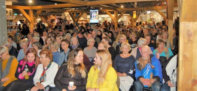 FULLSATT: Aldri har så mange besøkt Deichman på Stovner for å delta på et møte. Foto: