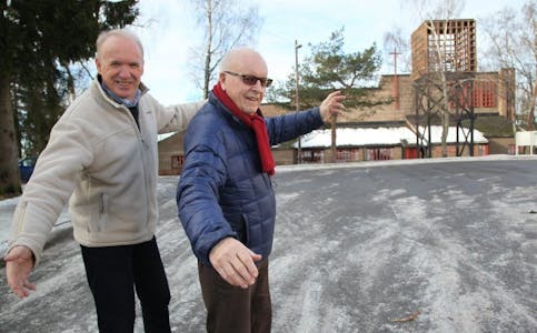 KLAR FOR JAZZ: Henning E. Engh (t.v.) og Terje Andersson i Groruddalen Rotary Klubb forbereder seg til jazzkonsert i Stovner kirke. Foto: