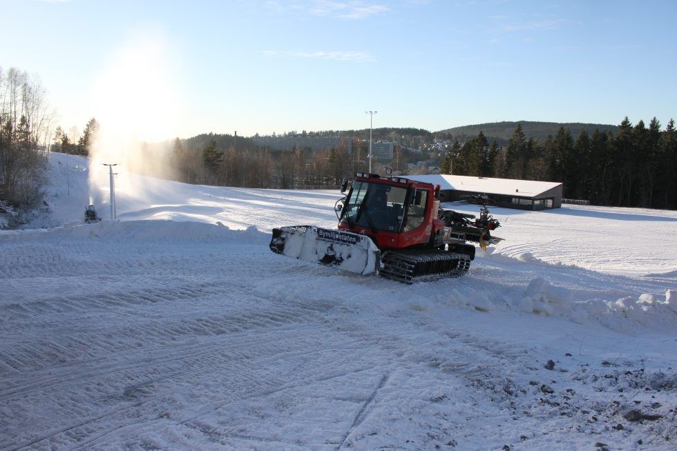 KJØRT SEG TOM: Prepareringsmaskinen har vært vært brukt hyppig de siste dagene, og venter nå på påfyll med drivstoff før Stian Pedersen kan fortette med å kjøre ut snø og forhåpentligvis «preppe» skiløypene om ikke alt for lenge. Foto: