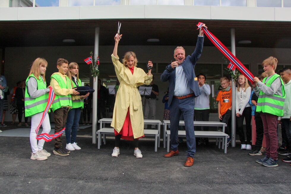 OFFISIELT: Inga Marte Thorkildsen og Raymond Johansen sto for snorklippingen på Hasle skole. Foto: