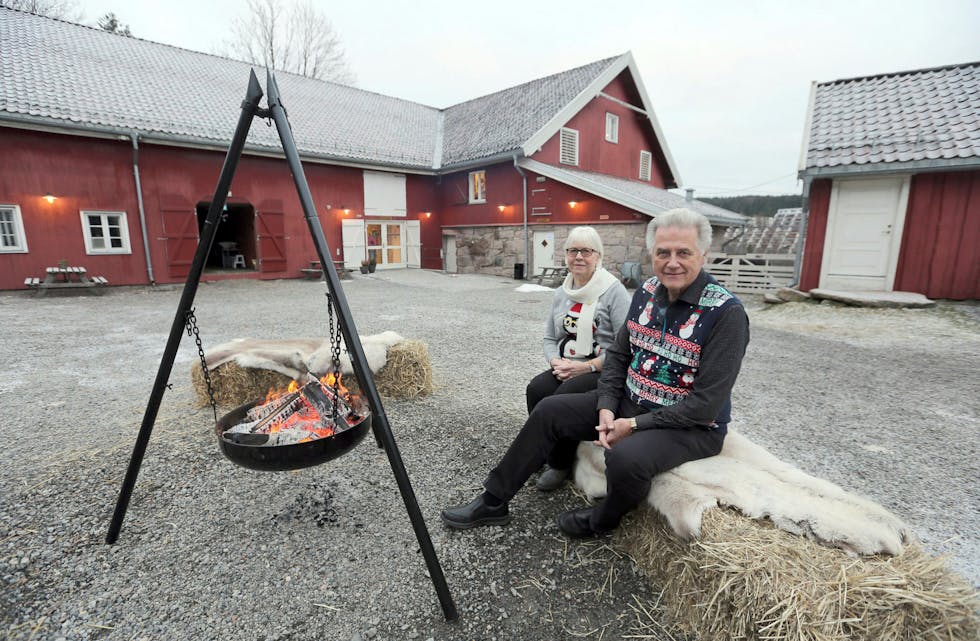 FØRJULSHYGGE: Marie og Arnfinn Bondkall synes det er fint å se at julemarkedet på gården har blitt en tradisjon for mange. (Foto: Rolf E. Wulff)