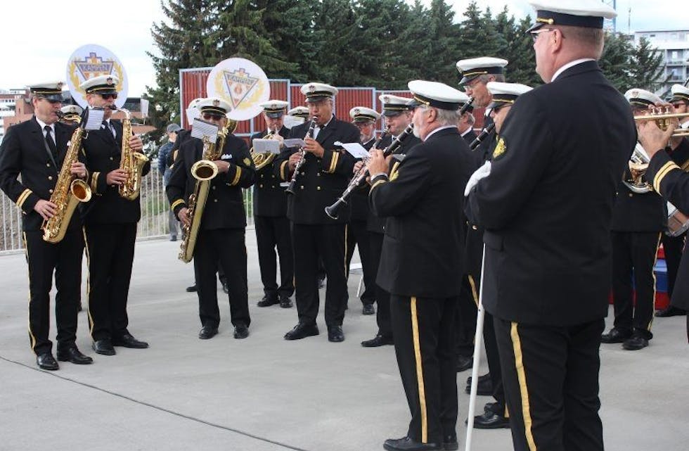 TONENE FRA KAMPEN: Janitsjaren var på plass for å sette de fremmøtte i den rette stemningen. Foto: