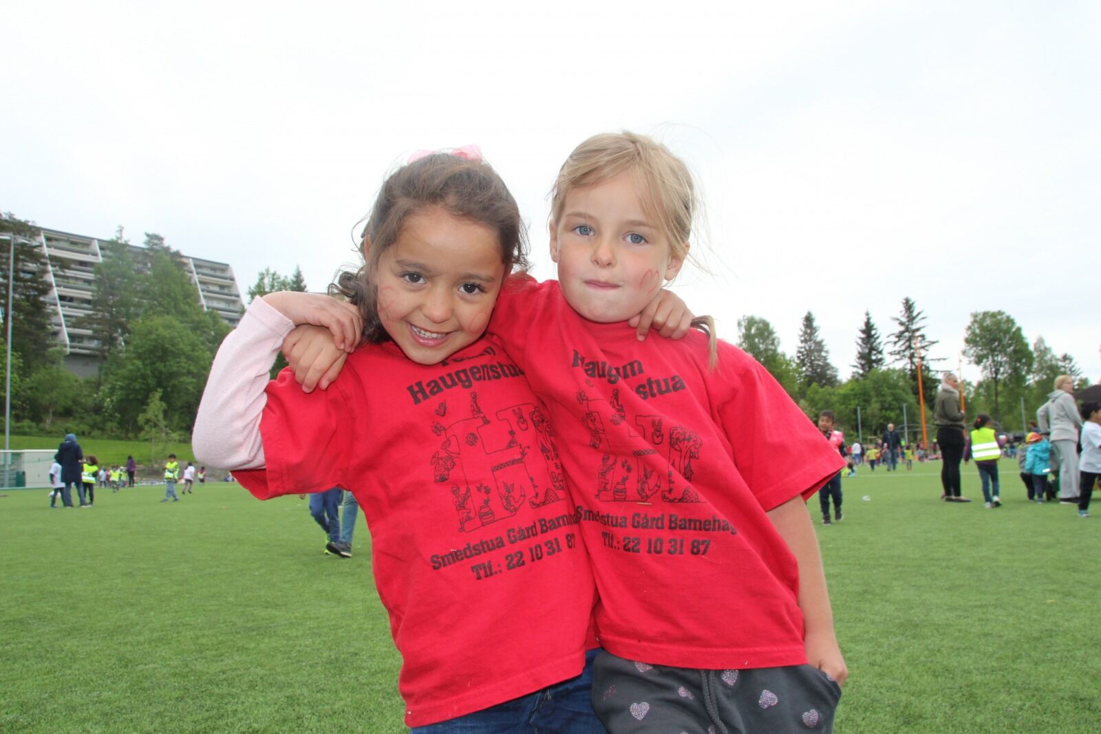 FIN DAG: Malak (5) og Zuzanna (5) fra Smedstua gård barnehage trives på Jesperudjordet, spesielt når det er så mange barn der. Foto: