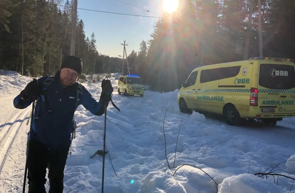 DRAMA I LILLOMARKA: Her er BU-lederen akkurat båret inn i ambulansen til venstre, den med blålysene på. Røberg-Larsens kamerat, Rune Tokle (tidligere partisekretær i Oslo Arbeiderparti) står i forgrunnen. Foto: