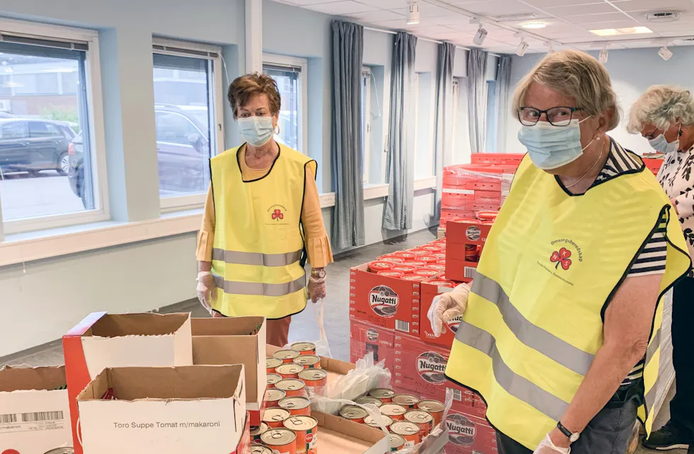 OPPMUNTRINGS-POSE: Solvår Fredriksen (t.v.) vil sammen med Groruddalen sanitetsforening, Høybråten sanitetsforening og menighetene i Groruddalen dele ut mat- og hygieneprodukter til sårbare familier førstkommende onsdag. Her står hun sammen med Solveig Rostøl Bakken fra Østensjø sanitetsforening. Foto:
