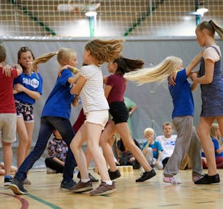 UNGE DANSERE: Det ble mye danseundervisning i løpet av Småleik: Foto: Thor Hauknes. Foto: