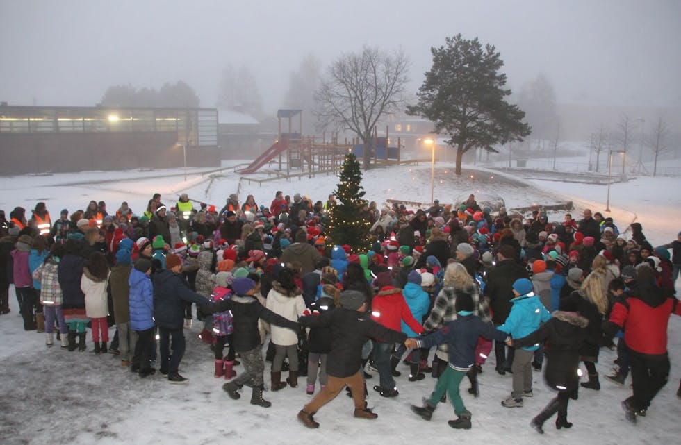 450 DANSET: Det var fest rundt juletreet under juleavslutningen til Nordtvet skole. Foto: