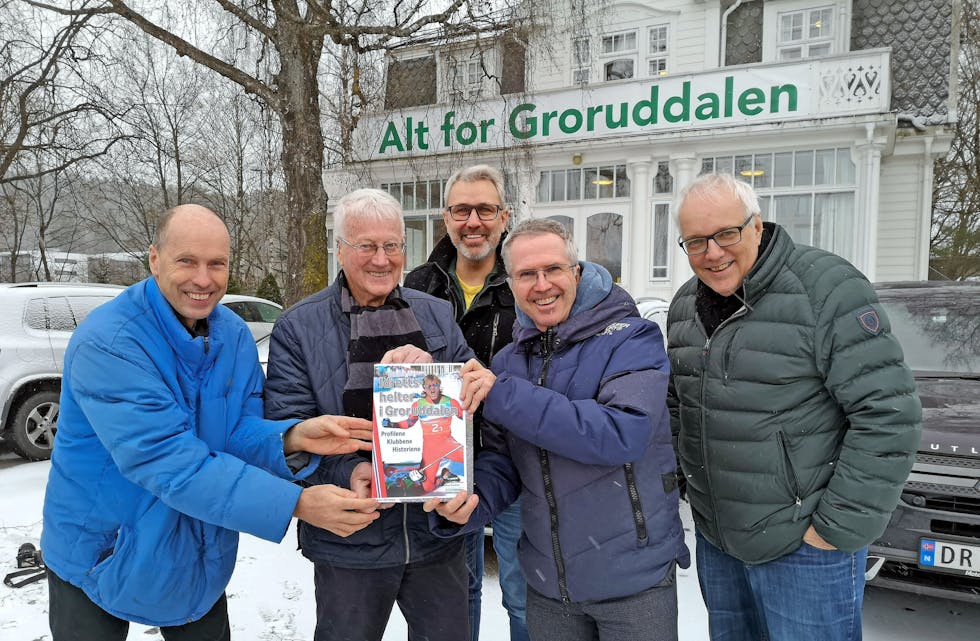GIR UT BOK: Erik Borg (f.v.), Arne Thoresen og Vidar Benjaminsen gir nå ut bok om Groruddalens idrettshelter. Her sammen Øystein og Hjalmar Kielland jr. fra avisa som både har vært forfatternes samarbeidspartner og oppslagsverk. Foto: