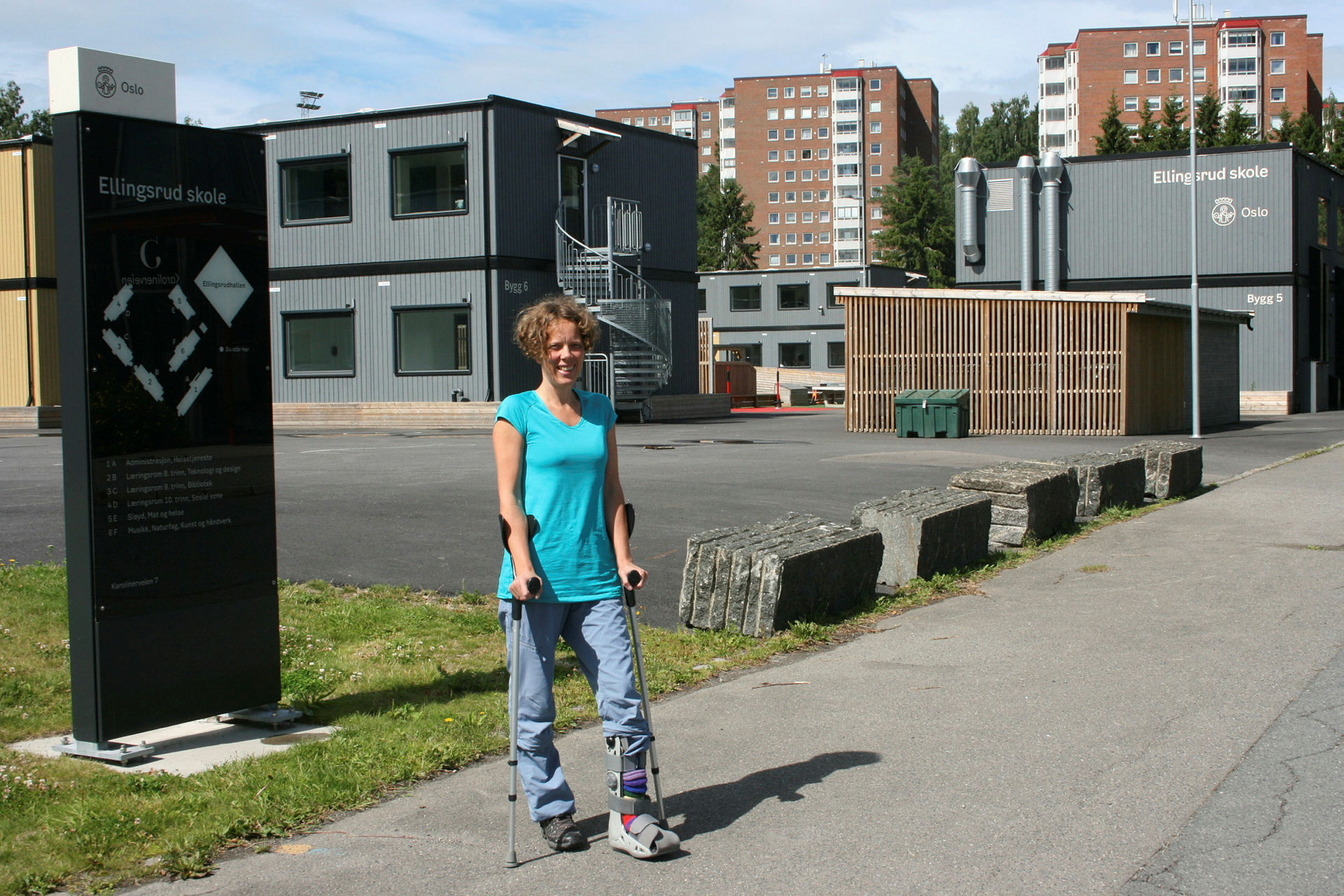 ENDELIG EN LØSNING: Ellen Halsør har vært en av ildsjelene på Ellingsrud. Hun gleder seg over at Ellingsrud endelig ble hørt, og at de midlertidige lokalene tas i bruk allerede fra høsten av. Nå har også skiltene som viser det samme kommet opp. Foto: Caroline Hammer