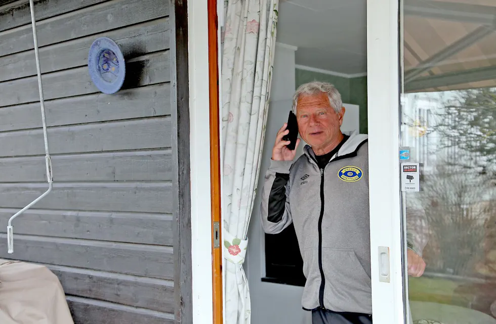 KOM HJEM SØNDAG: Grorud-gutta kom hjem fra treningsleir i Marbella søndag. Nå er alle i smittekarantene, som hovedleder Richard Pedersen som hilser på fotografen ut av sitt eget vindu. Foto: Tom Evensen