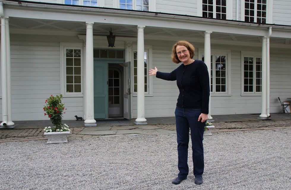 VELKOMMEN: Kari Greve gleder seg til nok et år med åpne dører, nå håper hun på mange besøkende til Linderud gård.  Foto: