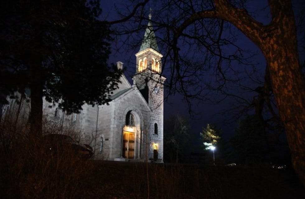 LYSER OPP: Grorud kirke i flomlys. Foto: