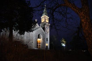 LYSER OPP: Grorud kirke i flomlys. Foto: