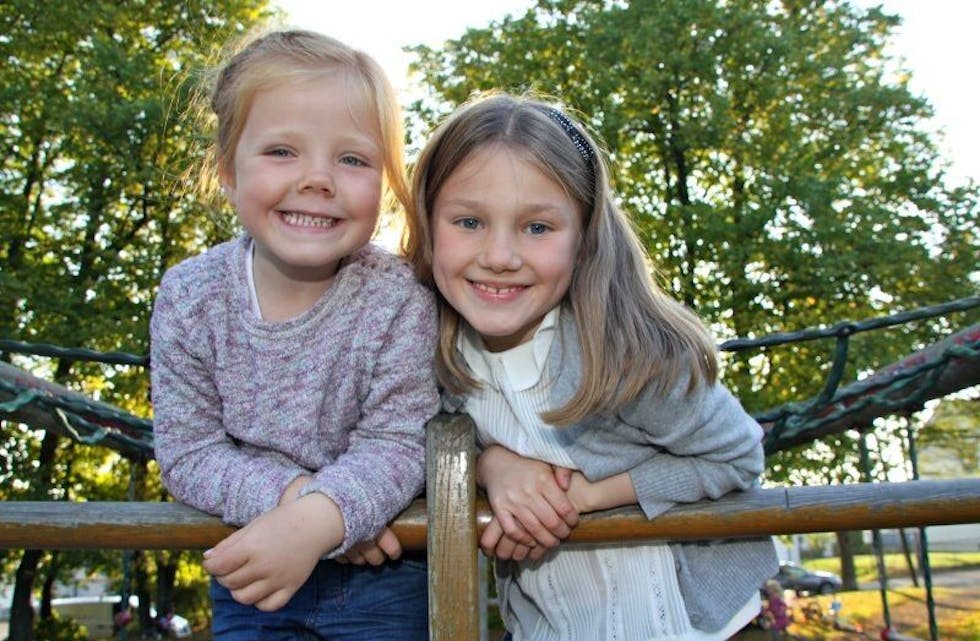 PARKKVELD: Ida (4) og Emma (9) synes det er gøy å leke på Risløkka. Foto: