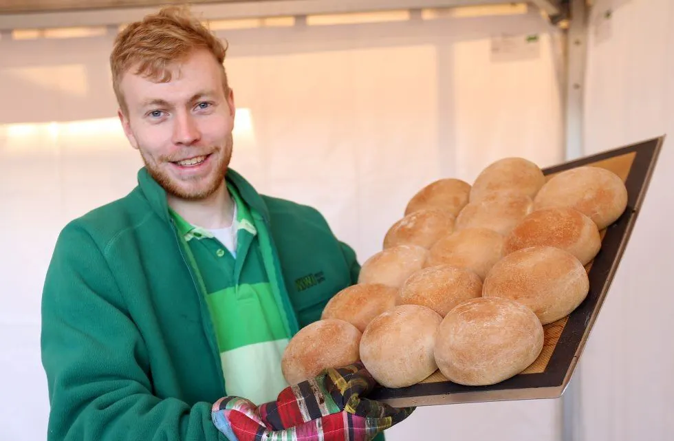 GAVMILD KJØPMANN: Butikksjef på Kiwi Ulven, Thomas Andersen, sørget for både boller, pølser, pepperkaker, kaffe og julebrus. Foto: